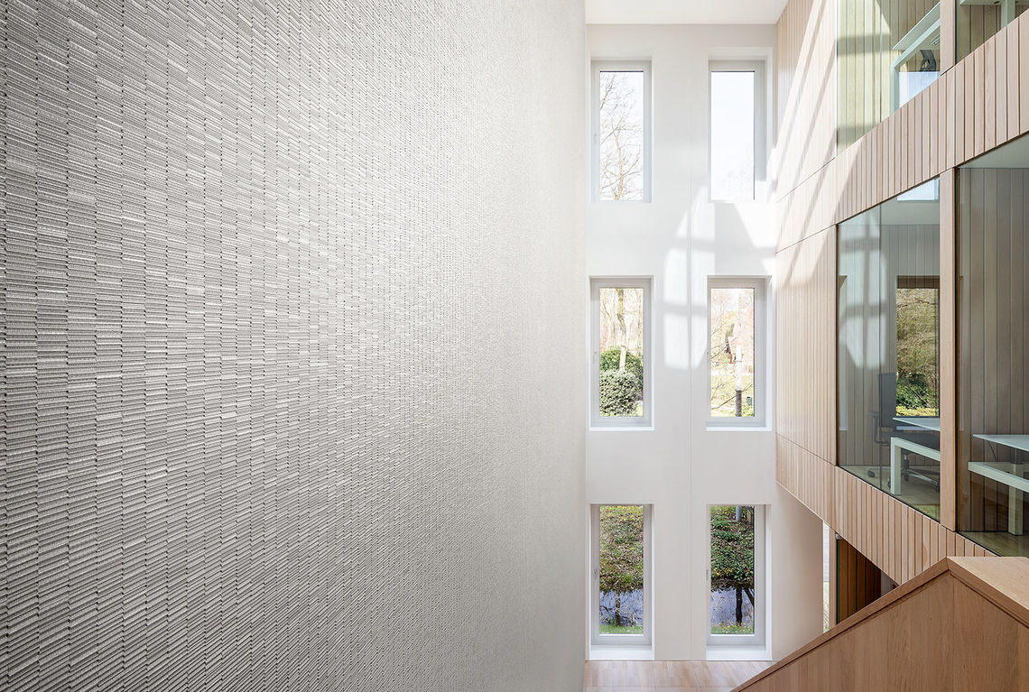 No height limit: Vinyl wallcovering design Bolter covers a multi-storey wall