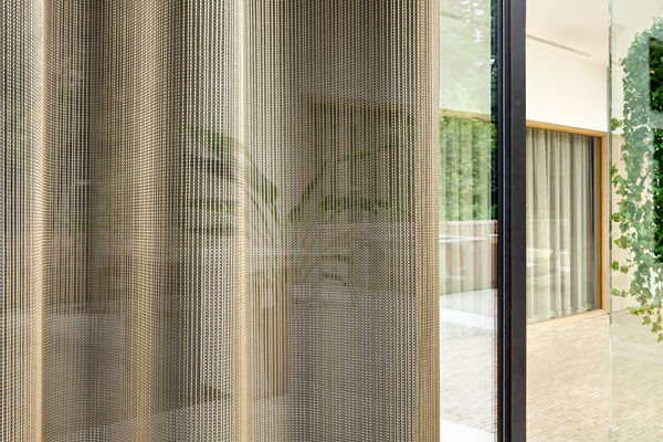 Transparant curtain fabric with a vertical structure