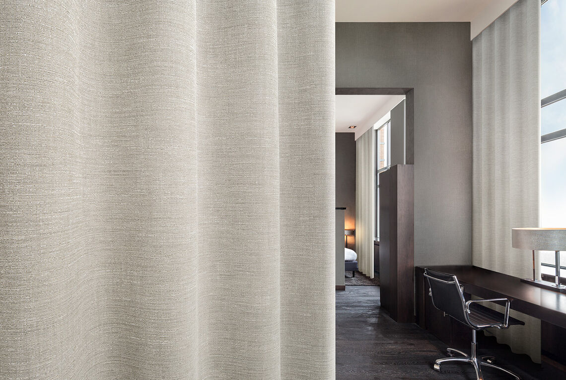 Linen-inspired curtain Rona in a hotelroom